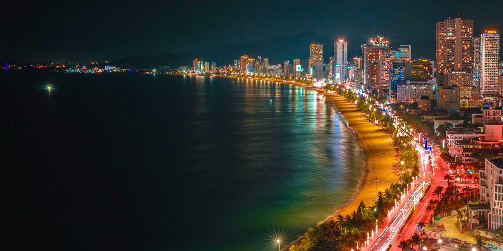 Biển Trần Phú, Nha Trang về đêm — đường bờ biển và thành phố lên đèn nhìn từ trên cao