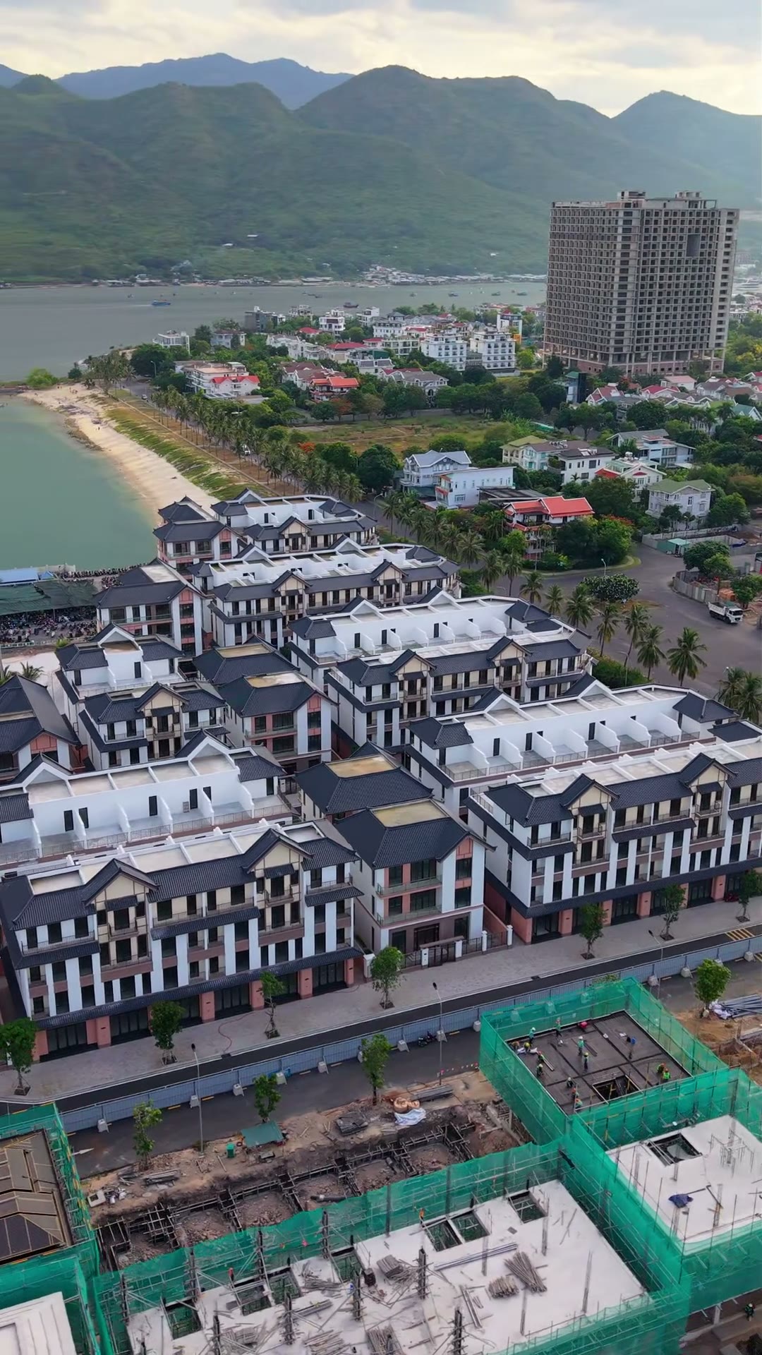 Dãy nhà phố sát biển đã lên hình hài (26/07/2026)