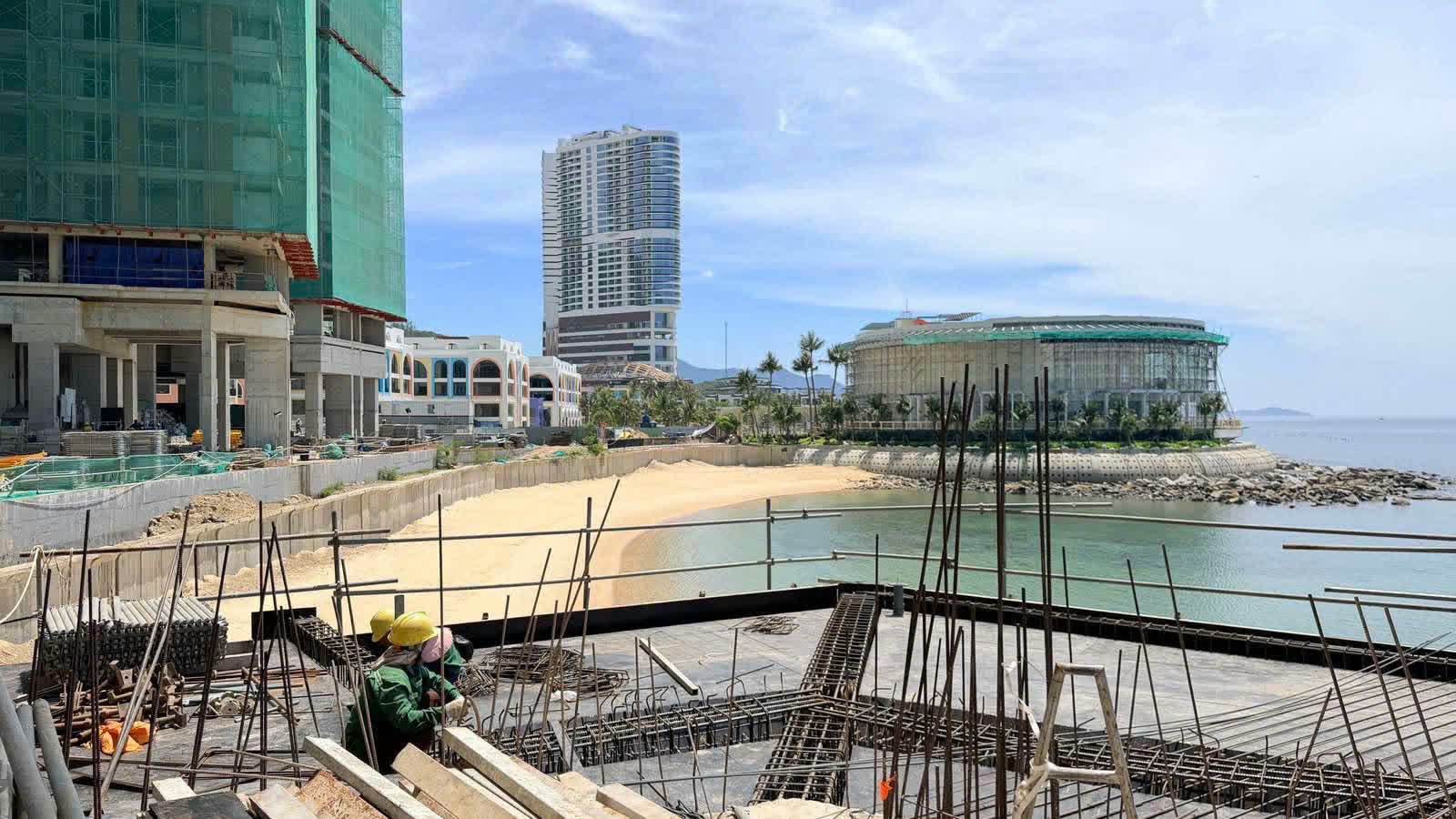 Ảnh thực tế công trường: toà Alora, Nhà hát Đó và bãi biển