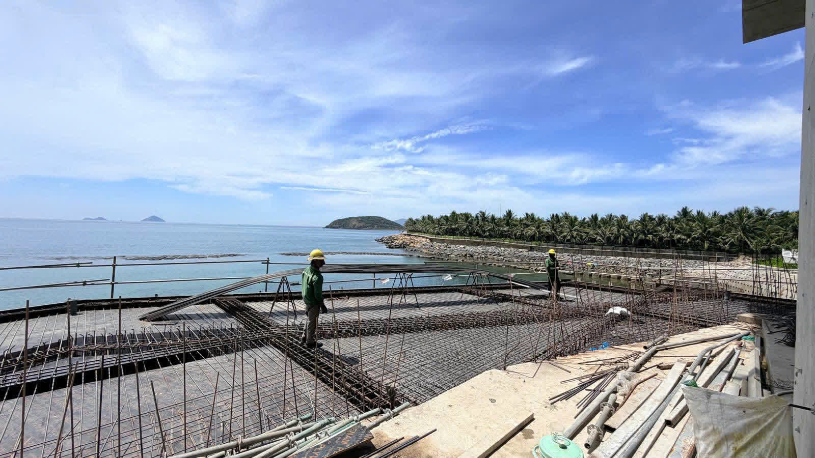 Thi công sàn bê tông sát biển — ảnh thực tế 04/08/2026